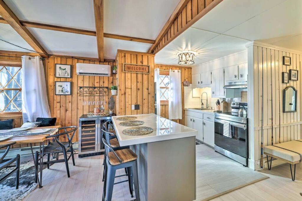 Stylish And Cozy Cabin, Walking Distance To Big Bass Lake Gouldsboro エクステリア 写真