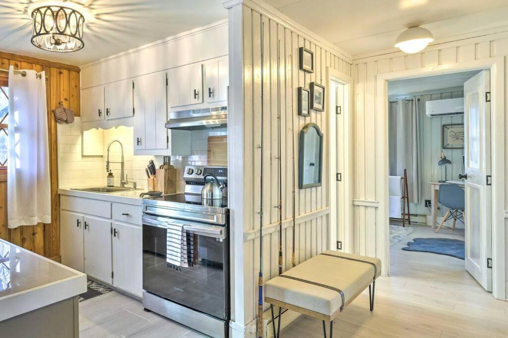 Stylish And Cozy Cabin, Walking Distance To Big Bass Lake Gouldsboro エクステリア 写真