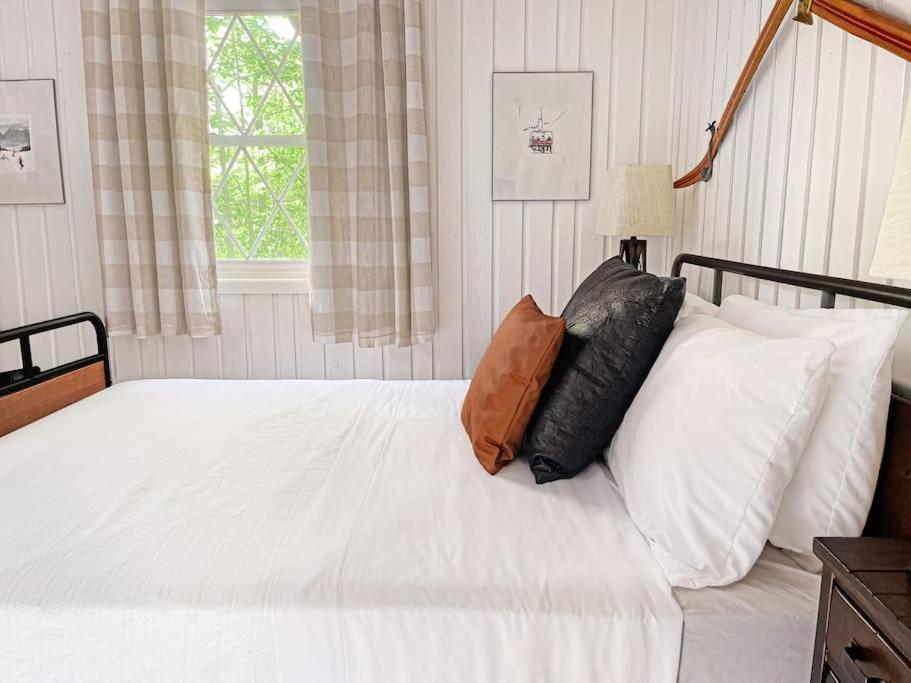 Stylish And Cozy Cabin, Walking Distance To Big Bass Lake Gouldsboro エクステリア 写真