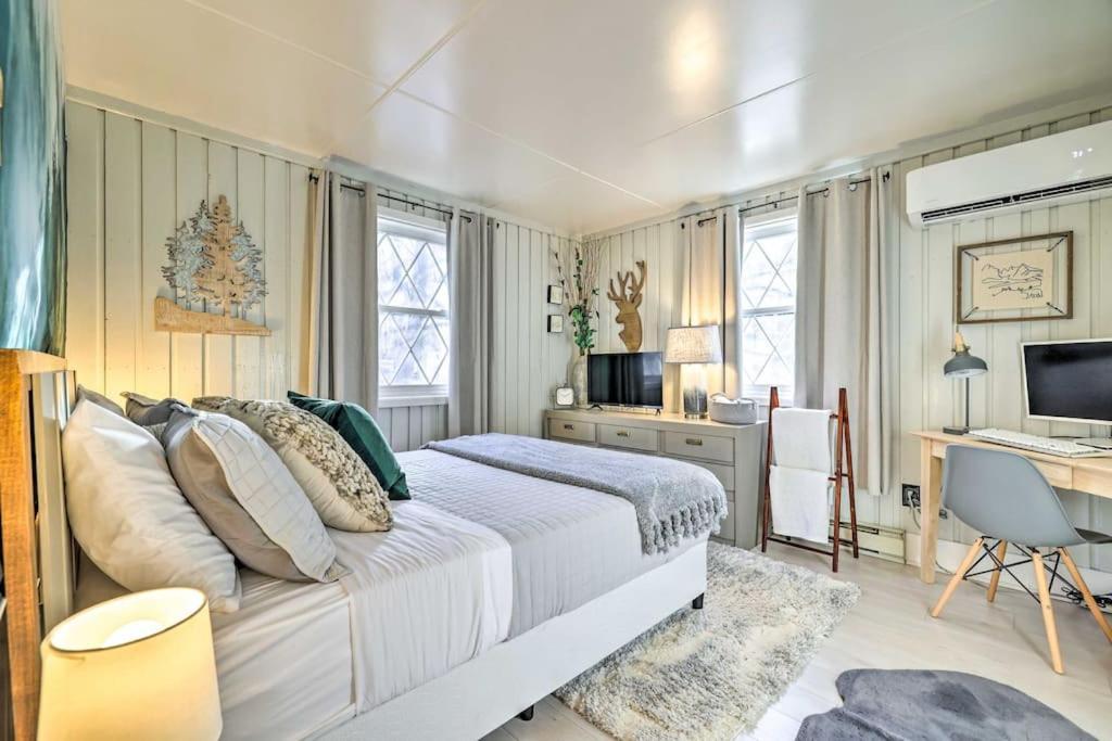 Stylish And Cozy Cabin, Walking Distance To Big Bass Lake Gouldsboro エクステリア 写真
