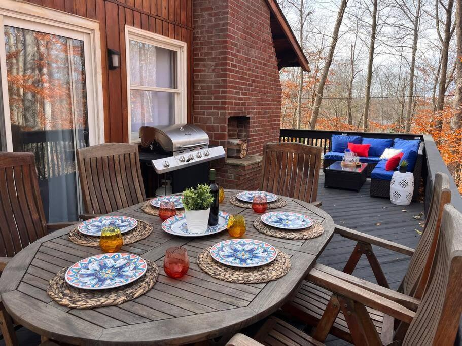 Stylish And Cozy Cabin, Walking Distance To Big Bass Lake Gouldsboro エクステリア 写真