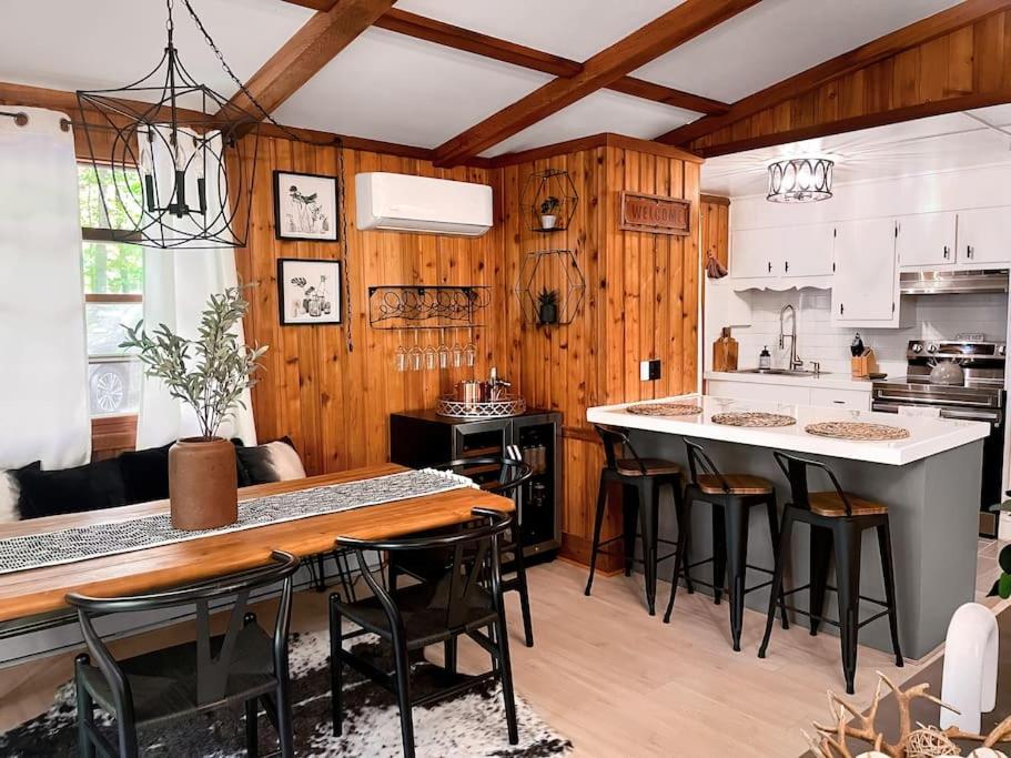Stylish And Cozy Cabin, Walking Distance To Big Bass Lake Gouldsboro エクステリア 写真