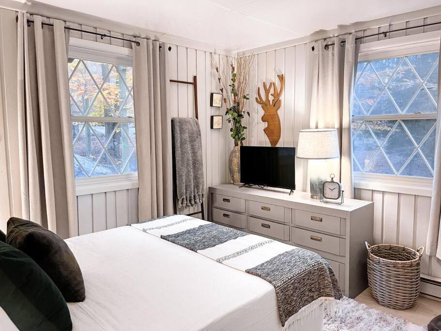 Stylish And Cozy Cabin, Walking Distance To Big Bass Lake Gouldsboro エクステリア 写真