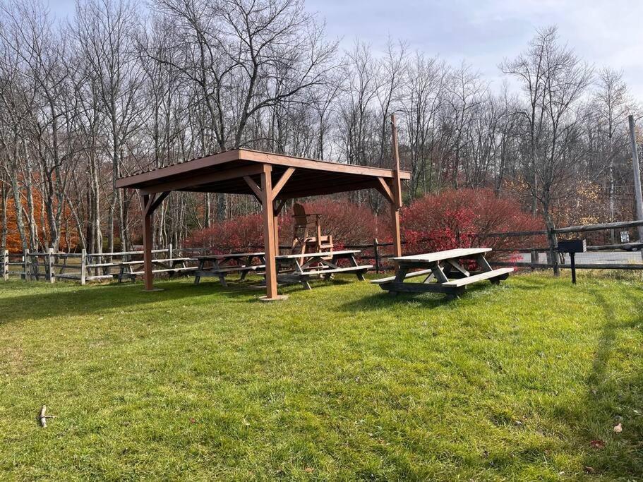 Stylish And Cozy Cabin, Walking Distance To Big Bass Lake Gouldsboro エクステリア 写真