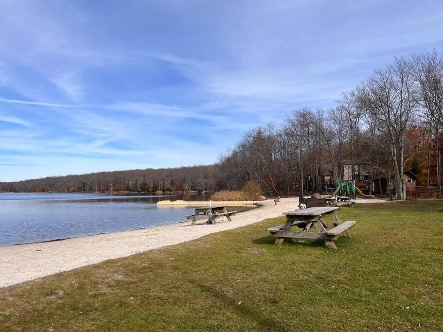 Stylish And Cozy Cabin, Walking Distance To Big Bass Lake Gouldsboro エクステリア 写真