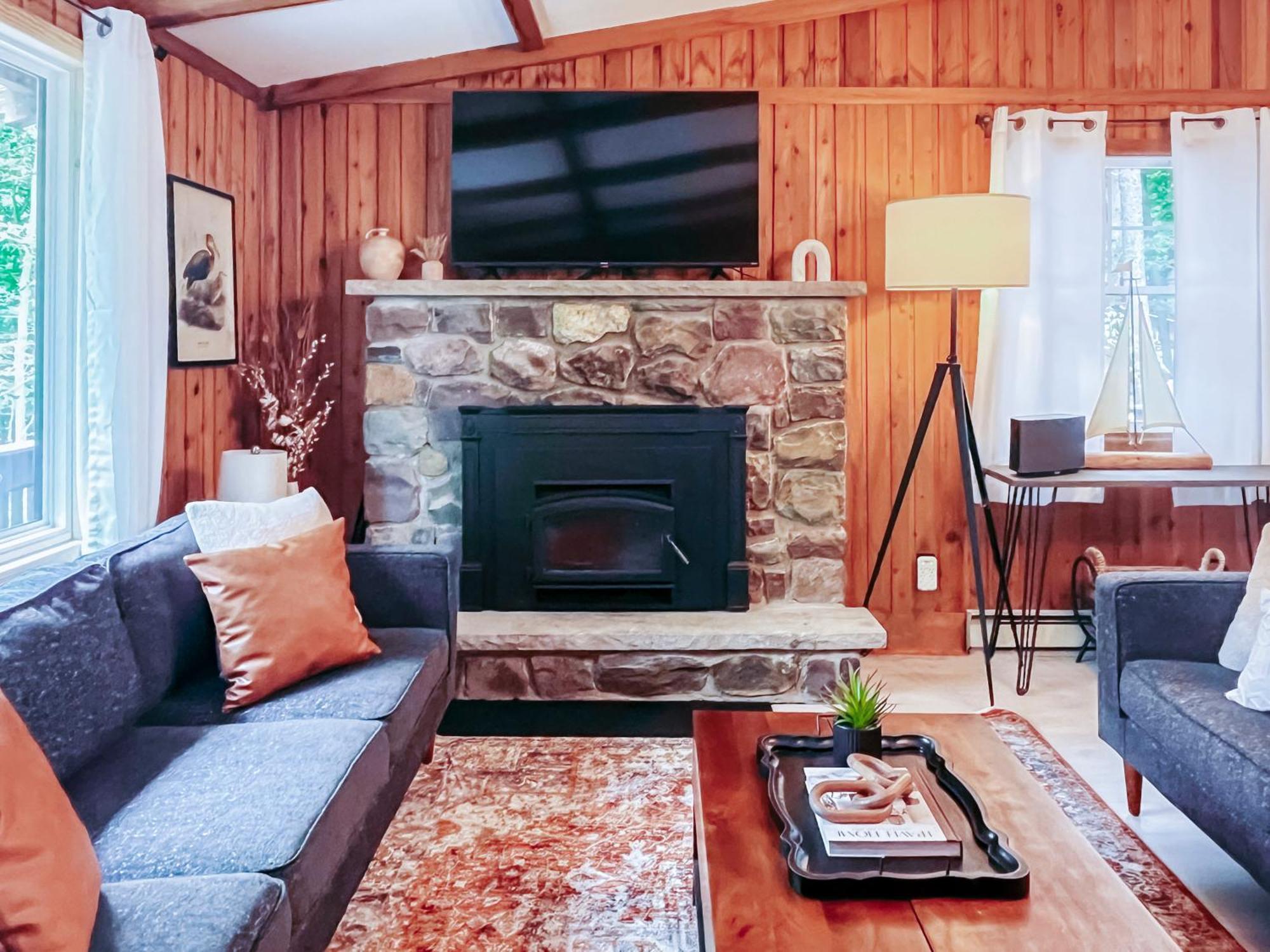 Stylish And Cozy Cabin, Walking Distance To Big Bass Lake Gouldsboro エクステリア 写真